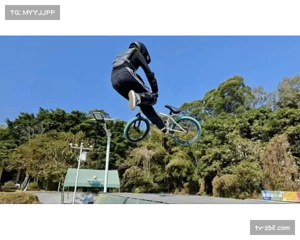 法国UCI小轮车世界杯现场：BMX杨家将车队小将梁熠然赛前热身，神情专注